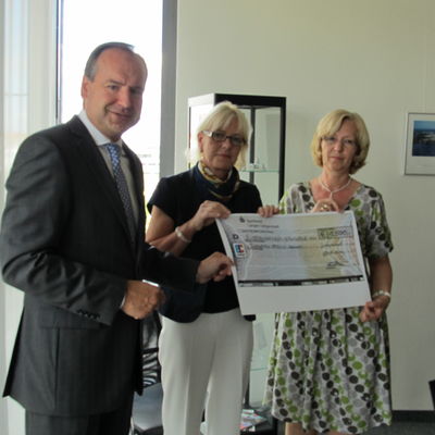 Scheck�bergabe_SML_August_2011_Turnverein_Hausen
